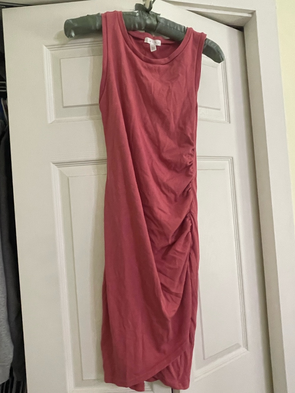Leith Sleeveless Ruched Midi Dress in Rose